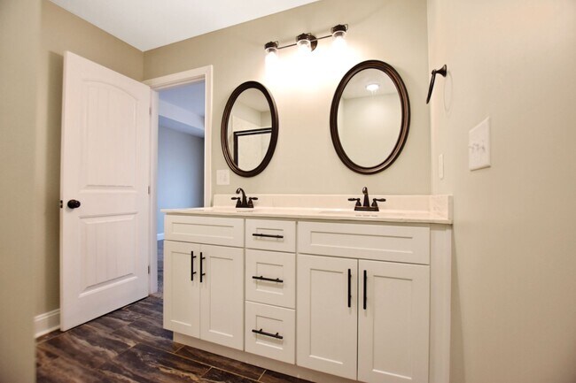 Building Photo - Pet Friendly Four Bedroom!