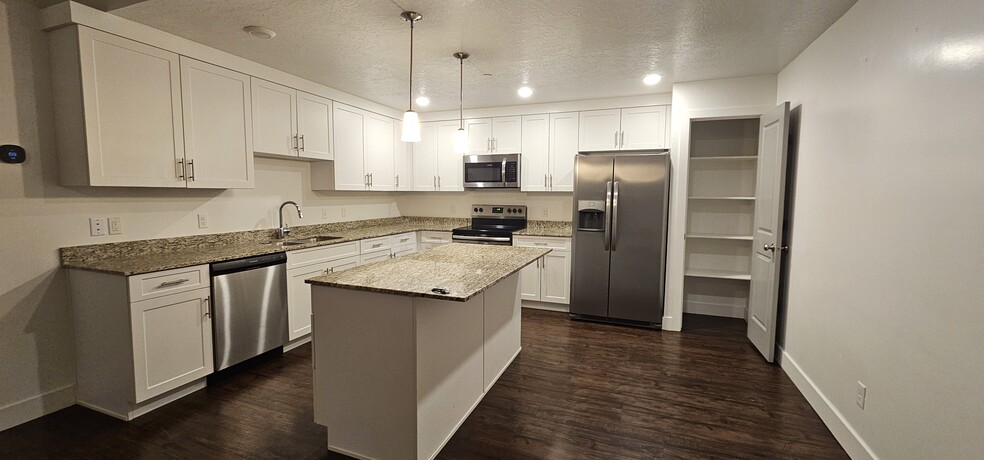 Building Photo - 875 S Depot St