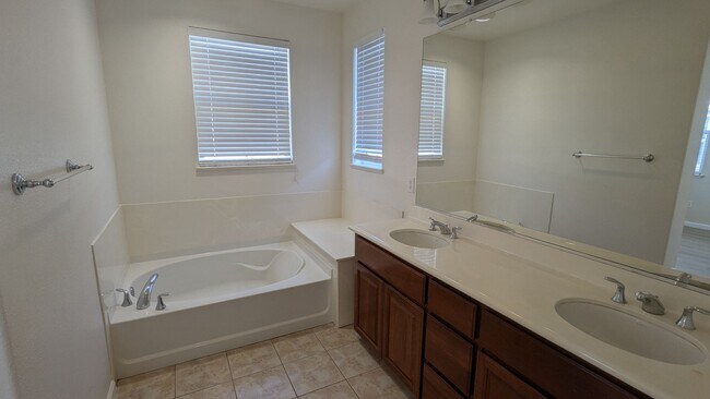 Building Photo - 3 BED 2.5 BATH IN PITTSBURG