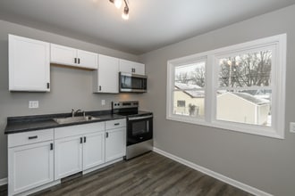 Building Photo - 424 S 66th St