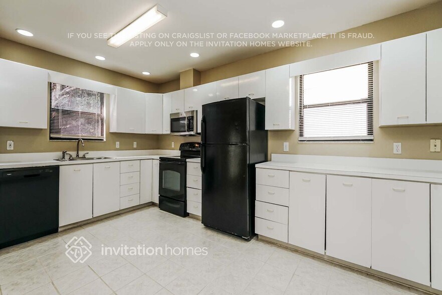 Building Photo - 653 Middlebury Loop