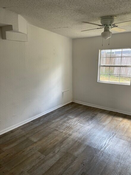 Building Photo - 8722 N Brooks St