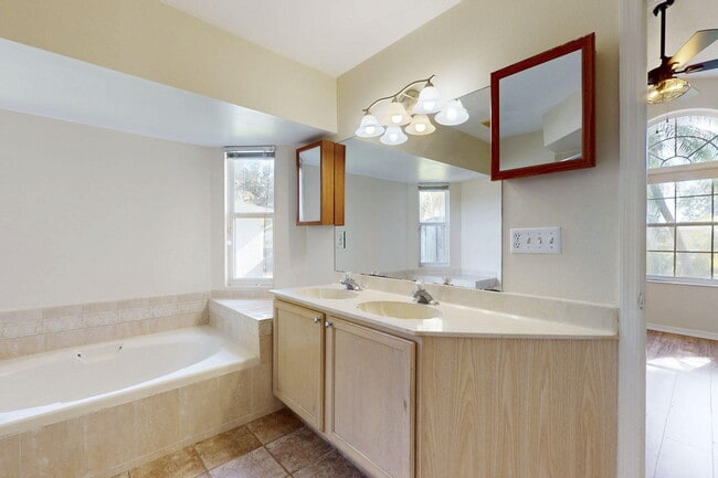 Building Photo - 967 SE Browning Ave