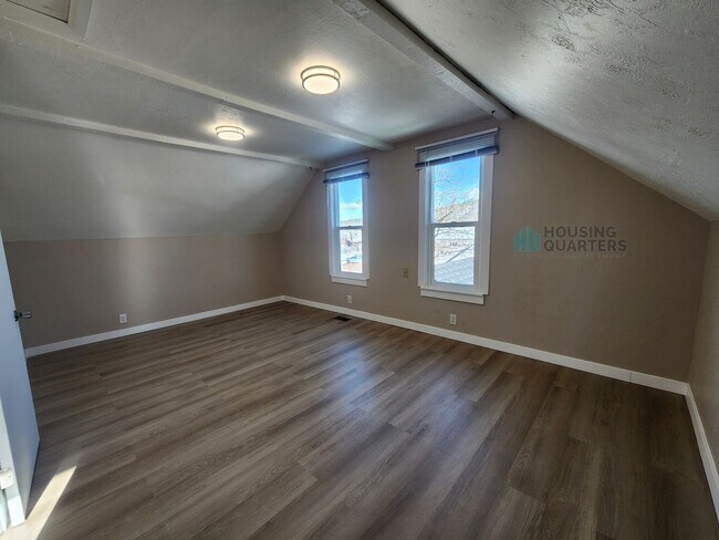 Building Photo - This 3-bed, 1-bath home features original woodwork, a covered front porch, a fenced yard, and an ...