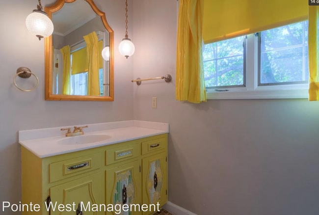 Building Photo - 1602 Greenwood Dr