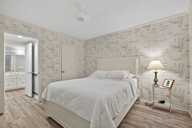 Building Photo - 390 NE Edgewater Dr