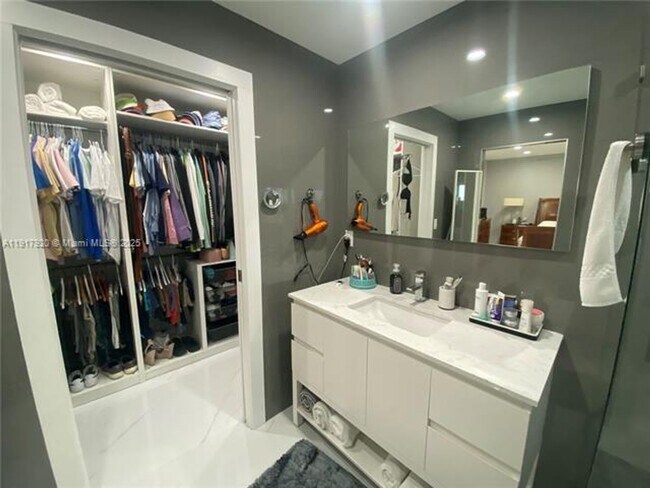 Building Photo - 7010 SW 144th Pl