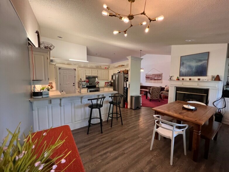 Open concept - 2780 E Hardy Ln