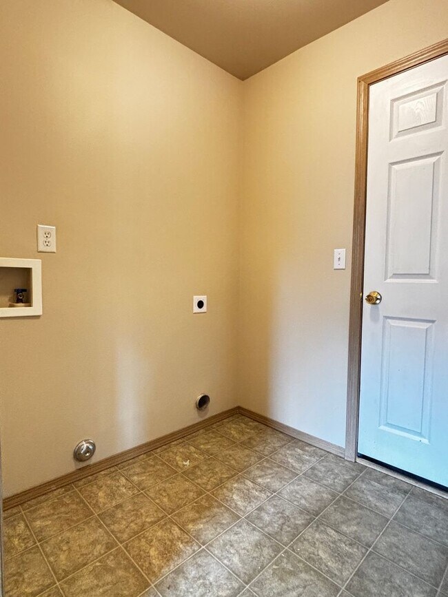 Building Photo - Spacious Spanaway Home