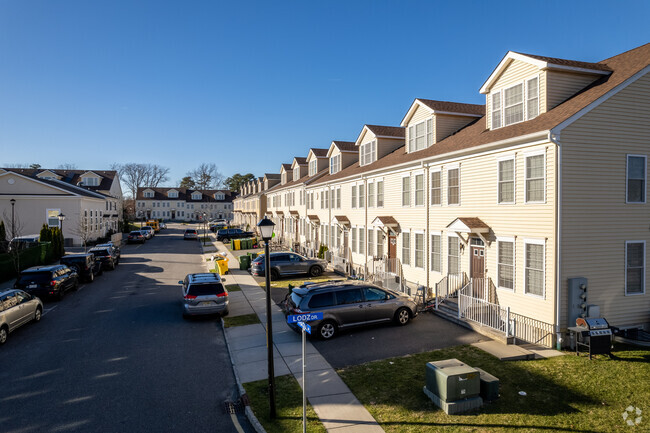 Building Photo - Locust Grove