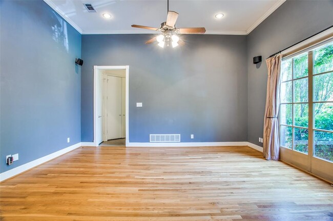 Building Photo - 6615 Willow Ln