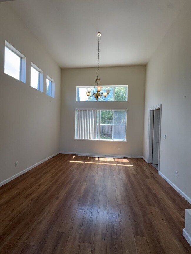 Building Photo - Desired Green Valley Home