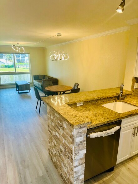 Building Photo - 2104 S Cypress Bend Dr