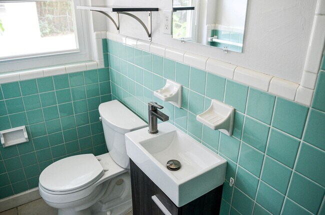 Building Photo - Hazel Heights 3 bedroom 2 bath concrete bl...