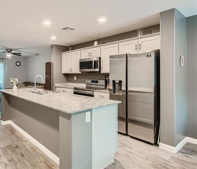 Building Photo - Beautiful townhome with amazing amenities,  convenience in a desirable community.