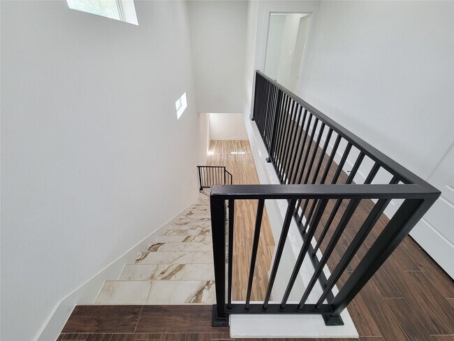 Building Photo - 5019 Creekmont Dr