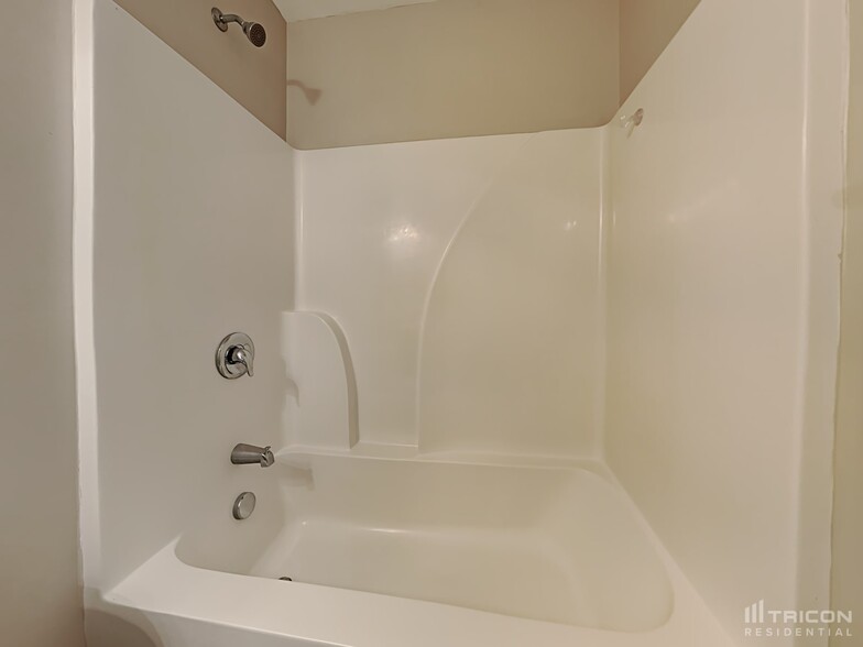 Building Photo - 7121 Creeksong Dr