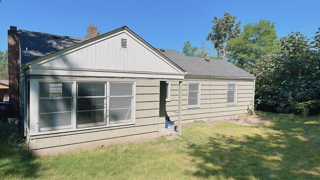 Building Photo - 3 Bedroom, 1 Bath Single Family Home!
