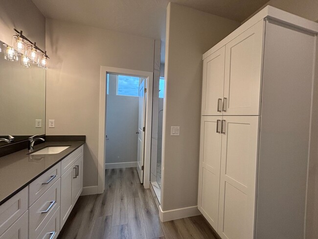 Building Photo - BRAND NEW 4 BEDROOM TOWNHOME!