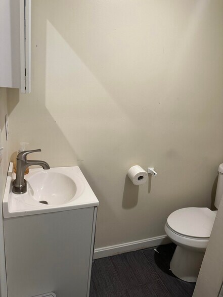 Building Photo - 527 E 3rd St