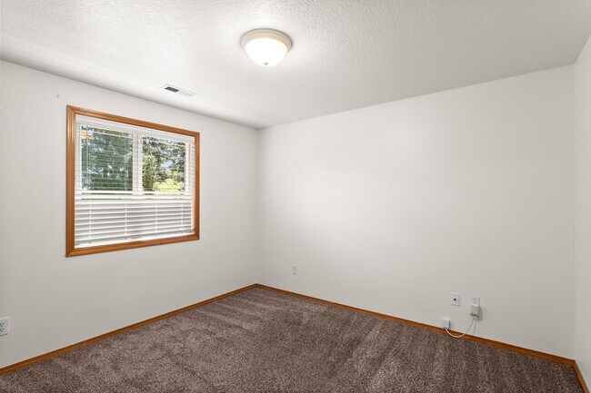 Building Photo - Woodstock 3 Bedroom Single Family Home