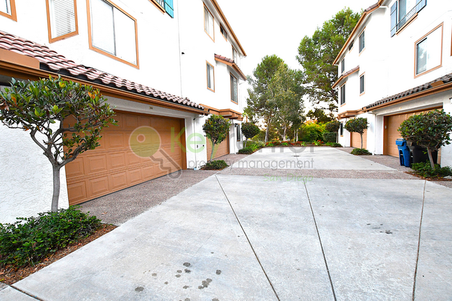 Building Photo - Sorrento Vally| Multi level Townhome|Conve...