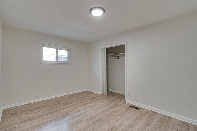 Building Photo - 2000 Milne St