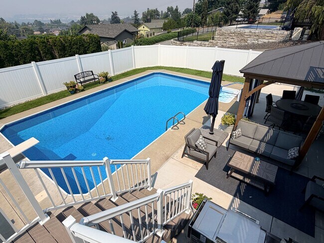 Building Photo - Executive 5 bed/4 bath home, POOL with pool service, decks with VIEWS, two kitchen/living room ar...