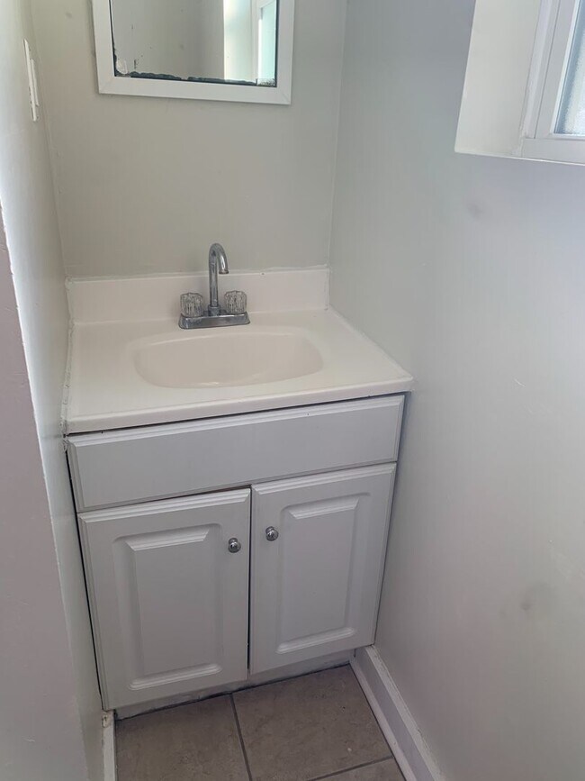 Building Photo - ONE BED APT, available August 2026! Located just south of downtown!