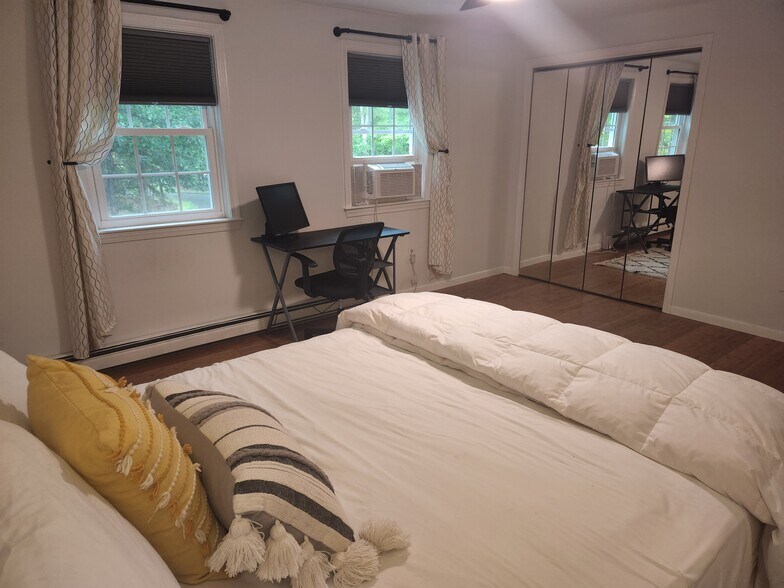 Master bedroom - 4-45 Skyline Dr