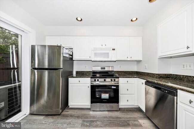 Building Photo - 4960 Clarendon Terrace