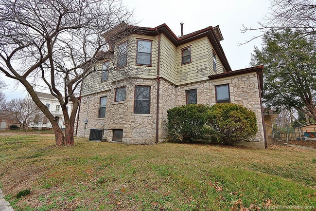 Building Photo - Three Story House Close to SEMO - June 2026- May 2027 Lease