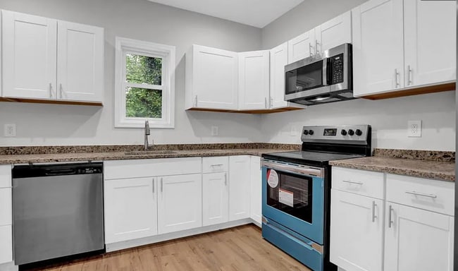 Building Photo - Beautifully Updated Townhome