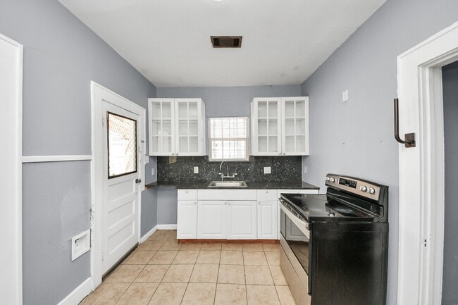 Building Photo - 3319 Holman St