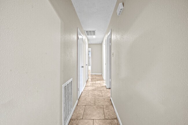 Building Photo - 11111 Longcommon Dr