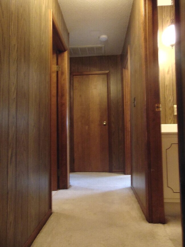 Building Photo - Fayette Family Farm House!