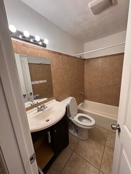 Building Photo - 871 W 37th St