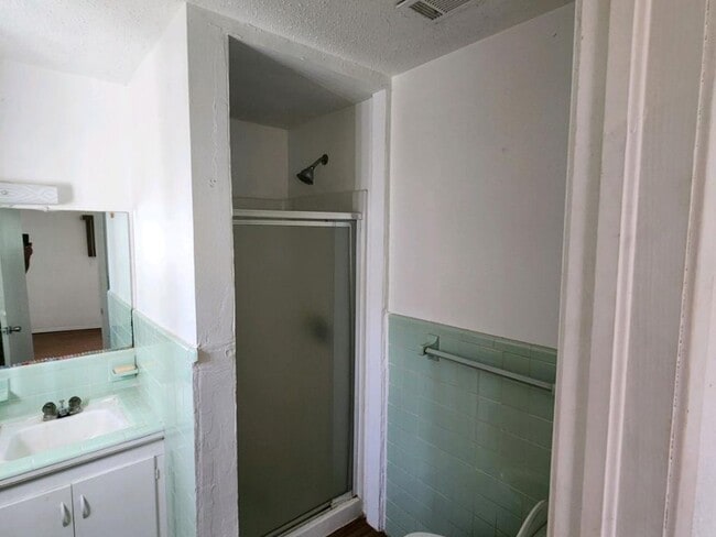 Building Photo - 208 Southview Dr
