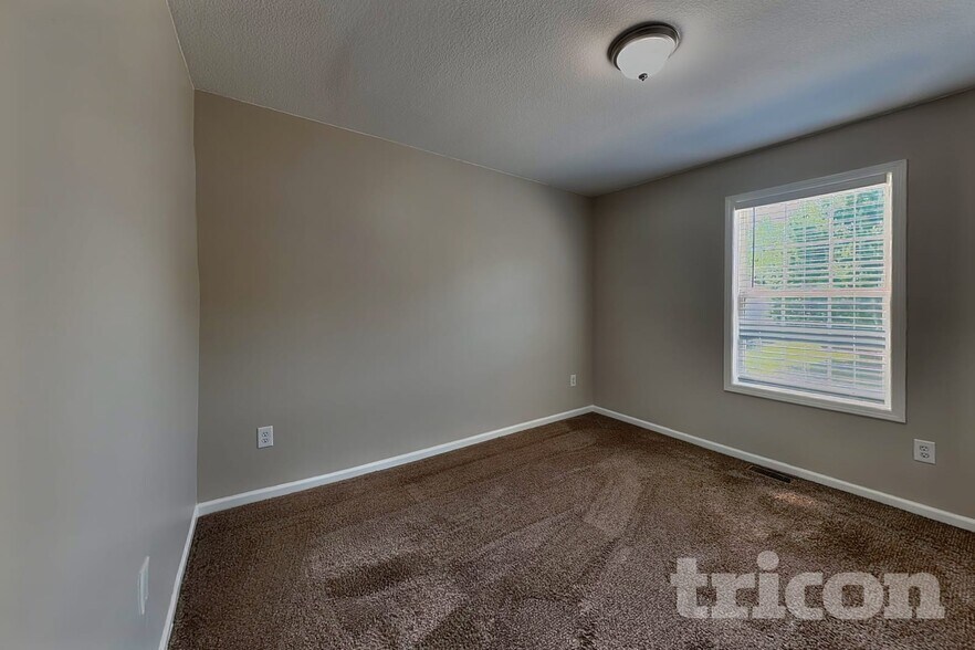 Building Photo - 2116 SW Chase Dr