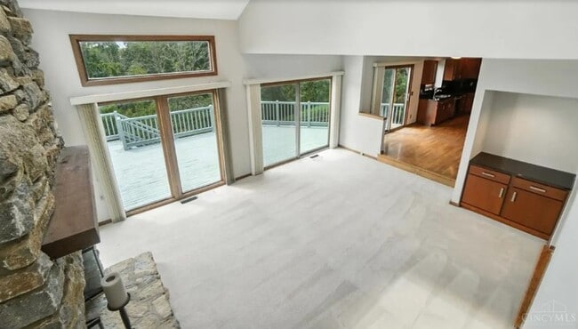 Building Photo - Luxury, Privacy, and Convenience All in One!