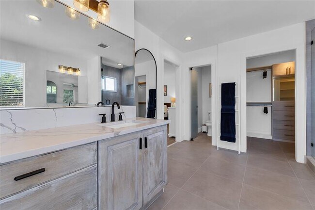 Building Photo - 4601 Bougainvilla Dr