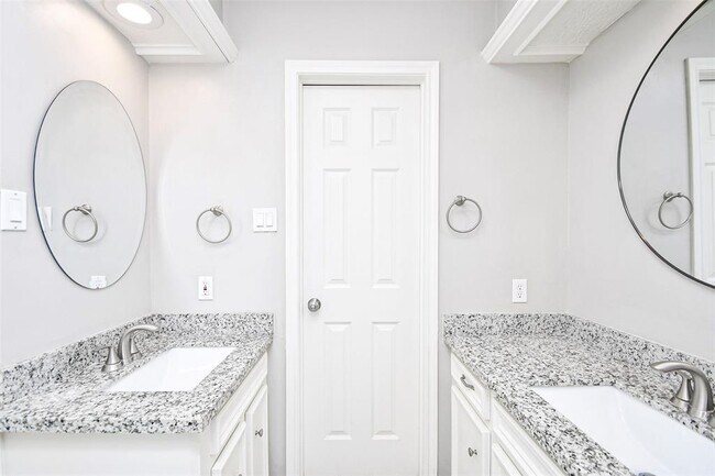 Building Photo - 811 Sugar Plum Cir