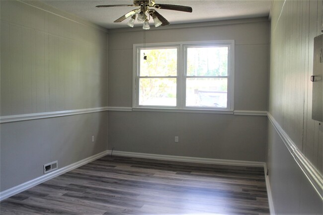 Building Photo - 3 Bed w/ Bonus Room Off of Piney Green