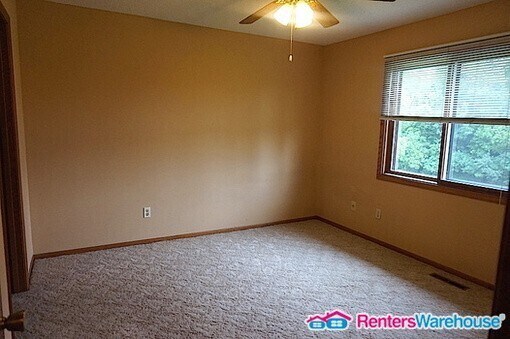 Building Photo - Available 12/1 - wonderful 2 bed, 2 bath t...