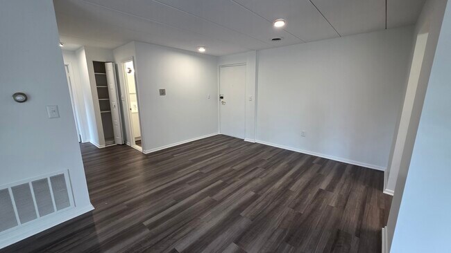 Building Photo - 11 Hill Rd