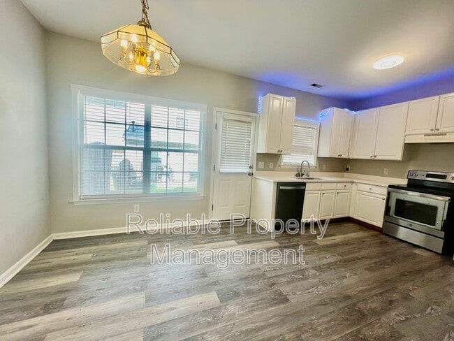 Building Photo - 2829 Bennington Dr