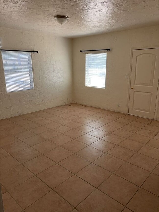 Building Photo - 204 W Kelso St