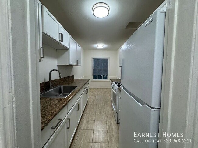 Building Photo - 127 N Doheny Dr