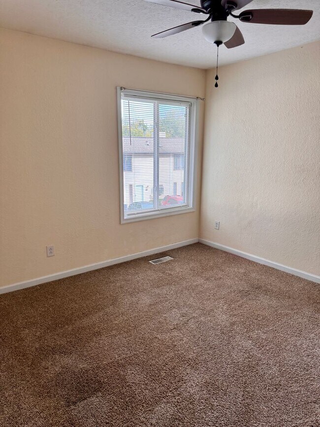 Building Photo - 2 Bedroom || 1 Bathroom Townhome