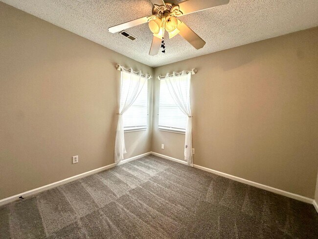 Building Photo - 8425 Hirsch Dr